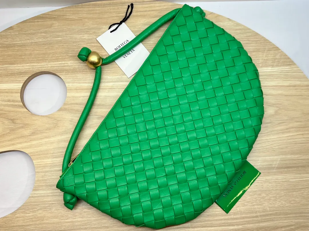 Batch 1260 BV has released a new product, TURN 6699-3 #Recommended New Hot Style It is still the classic woven logo that we can recognize at a glance. It is really a unique shape that is both familiar and unfamiliar! Made of sheepskin weaving, with beautiful gold beads on the shoulder straps for free adjustment. You can switch between shoulder and handbags during use. It has a concave and convex shape anytime and anywhere. It is a practical king with a unique personality. It also has the right color combination that can be sweet or salty. It is full of style. It is a beautiful summer catwalk style. Pull it out quickly. Size: 40*3*24.
